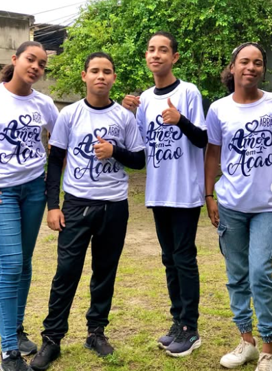 Jovens com camisetas